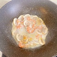 奶油蘑菇虾仁意大利面的做法图解5