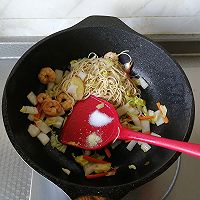 虾仁蔬菜炒面的做法图解8