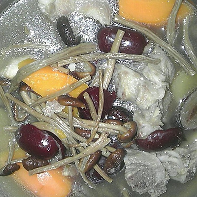 茶树菇煲猪骨头汤