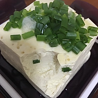 超简单下饭菜：电饭锅葱香蒸豆腐的做法图解4