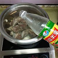 只需15块钱全家都能喝上香浓的牛骨饭豆汤的做法图解9
