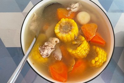 广东靓汤——滋润养颜玉米胡萝卜马蹄鸡汤