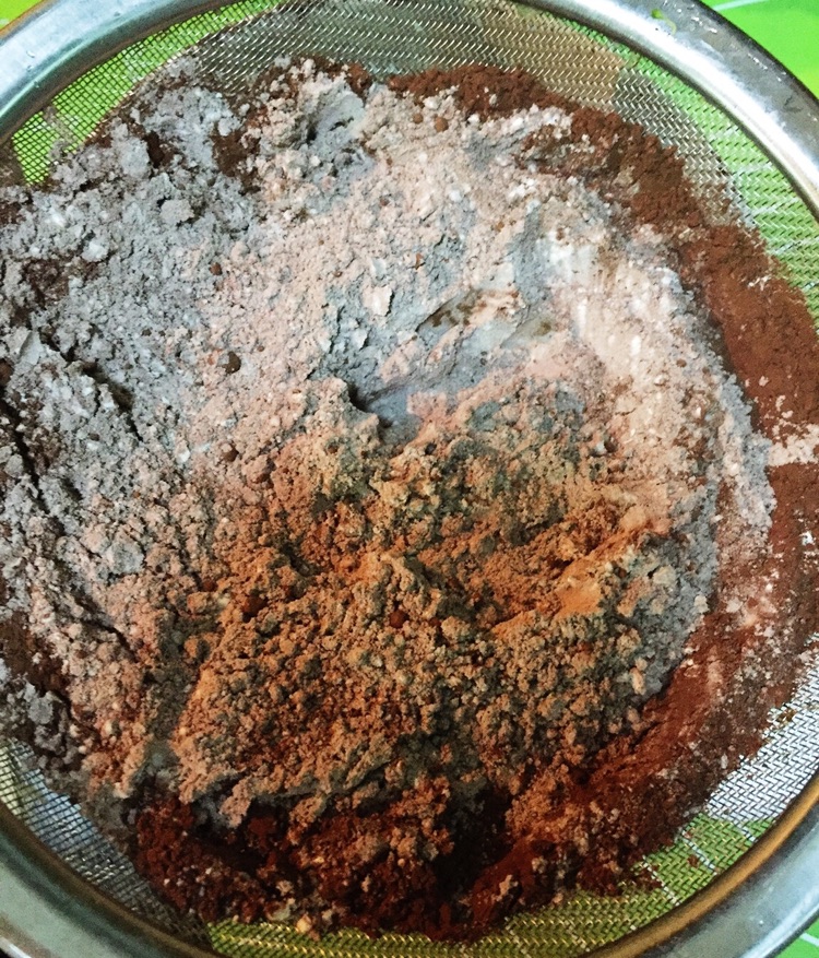巧克力海绵蛋糕的做法图解3