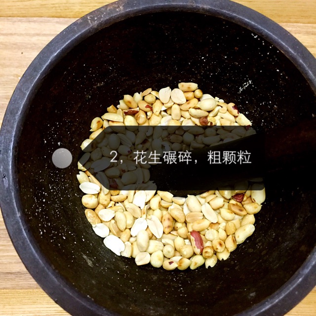 好吃易做的花生牛轧糖的做法图解2