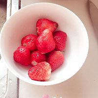 草莓酸奶的做法图解1