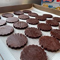 #原制原味，聚会菜谱#浓郁味道的巧克力夹心饼干的做法图解7