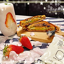 轻食快手西式早餐三明治配草莓酸奶