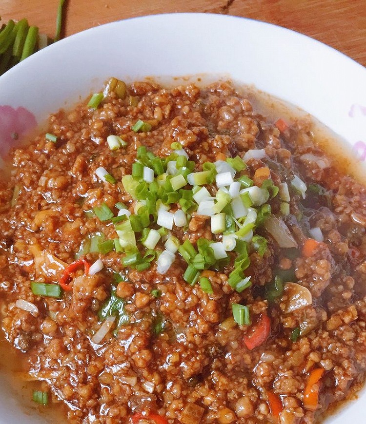 肉酱盖生菜的做法