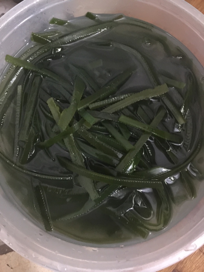 家常凉拌海带丝的做法图解3