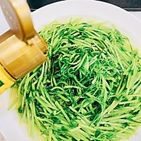 香油鸡汁豆苗旋的做法图解10
