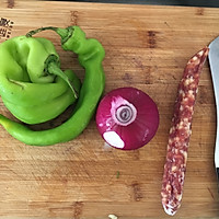 辣椒洋葱炒腊肠的做法图解1