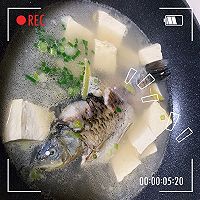 #金龙鱼橄榄油调和油520美食菜谱#鲫鱼豆腐汤的做法图解3