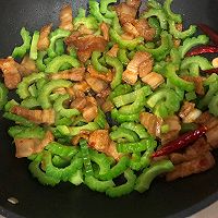 五花肉炒苦瓜的做法图解8