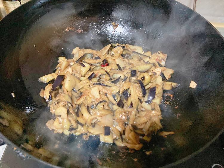 米饭杀手土豆片炒茄子的做法