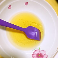 蛋黄莲蓉月饼的做法图解2