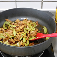 #中秋香聚 美味更圆满#酱香浓郁的芹香回锅肉的做法图解10