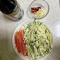 #减一点更好#减脂清爽嫩南瓜炒胡萝卜丝的做法图解1