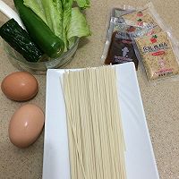 挂面鸡蛋饼#丘比沙拉汁#的做法图解1