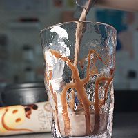 满满一杯巧克力冰激凌奶昔-夏天必喝的热量炸弹的做法图解9