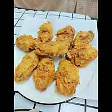 炸鸡小吃拼盘：薯片鸡翅，洋葱圈，薯条