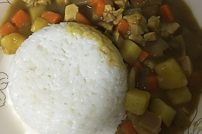 咖喱鸡肉土豆饭