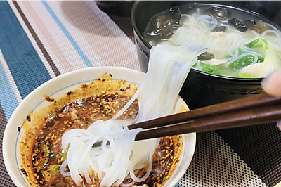 复刻很火的肉茸米线
