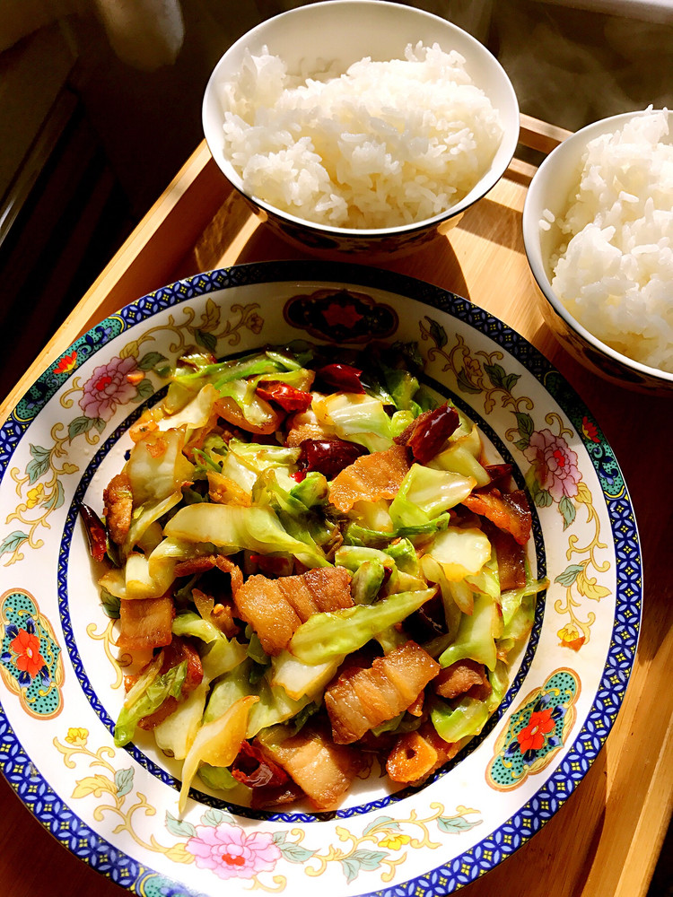 包菜炒五花肉的做法