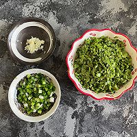 #春日时令，美味尝鲜#鲜贝露春日尝鲜香椿拌面的做法图解4