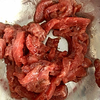 牛肉炒胡萝卜的做法图解1