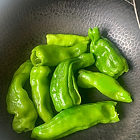 虎皮青椒的做法图解1