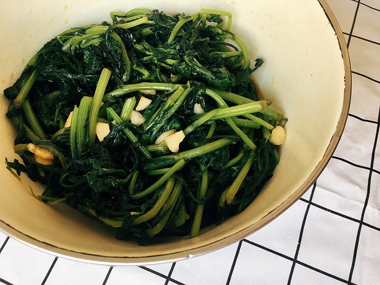 凉拌皇帝菜（又名茼蒿菜）的做法