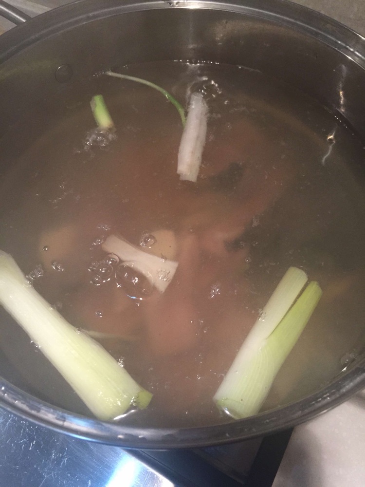 水煮鱼，麻辣牛蛙同时操作流程的做法图解10