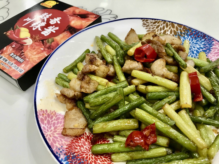 辣到爽川香爆炒蒜苔五花肉的做法