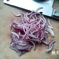 凉拌洋葱木耳的做法图解1