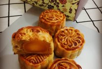 莲蓉蛋黄月饼的做法