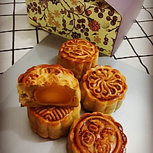 莲蓉蛋黄月饼
