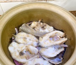 盐焗鲈鱼煲的做法