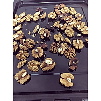 拔丝琥珀核桃仁的做法图解1