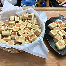 平底锅奶香小面包，组织细腻，越嚼越香，适合给孩子当零食吃。