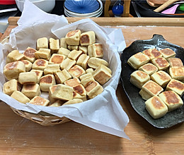 平底锅奶香小面包，组织细腻，越嚼越香，适合给孩子当零食吃。的做法