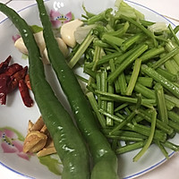 芹菜炒牛筋的做法图解2