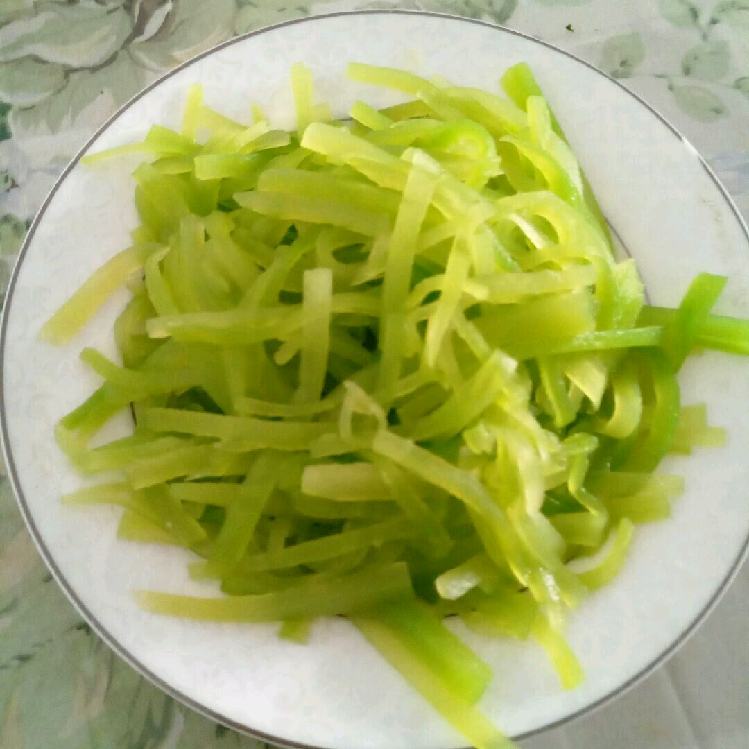 Lettuce in cold sauce