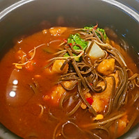 #暖冬酱在手，嗨吃部队锅#韩式辣酱砂锅虾滑荞麦面的做法图解10