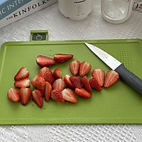 #助力高考营养餐# 冰冰凉的草莓奶昔，夏日必备饮品！的做法图解2