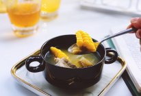 玉米黄豆排骨汤——春季食补的做法