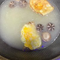 鲜香奶白香菇煎蛋汤面的做法图解6