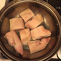 土豆腐乳炖猪蹄的做法图解1