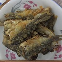 油炸小鲫鱼的做法图解4
