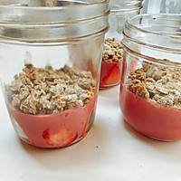 层层美味的法式草莓覆盆子罐子蛋糕的做法图解3