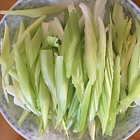 鱿鱼干炒芹菜的做法图解4